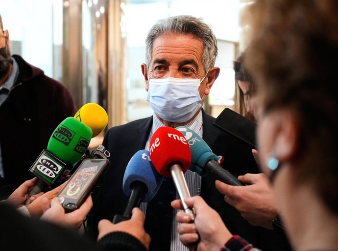 El presidente de Cantabria, Miguel Ángel Revilla, ofrece declaraciones a los medios tras la toma de posesión del nuevo consejero de Sanidad de Cantabria en el Gobierno de Cantabria