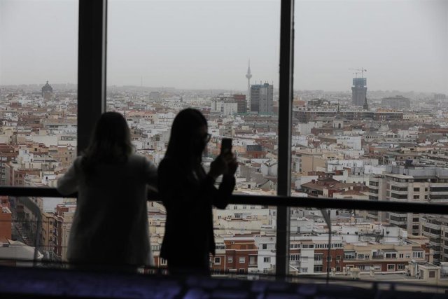 Dos personas observan las vistas de Madrid desde el Faro de Moncloa durante el segundo día con presencia de polvo sahariano en la ciudad, a 16 de marzo de 2022, en Madrid (España). 