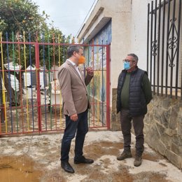Delgado visita el colegio de Íllar donde se van a realizar mejoras