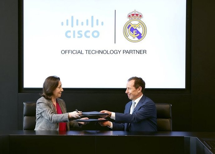 La presidenta de Cisco Europa, Oriente Próximo, África y Rusia de Cisco, Wendy Mars, y el director de Relaciones Institucionales del Real Madrid, Emilio Butragueño, durante la firma del acuerdo de conectividad del nuevo estadio Santiago Bernabéu