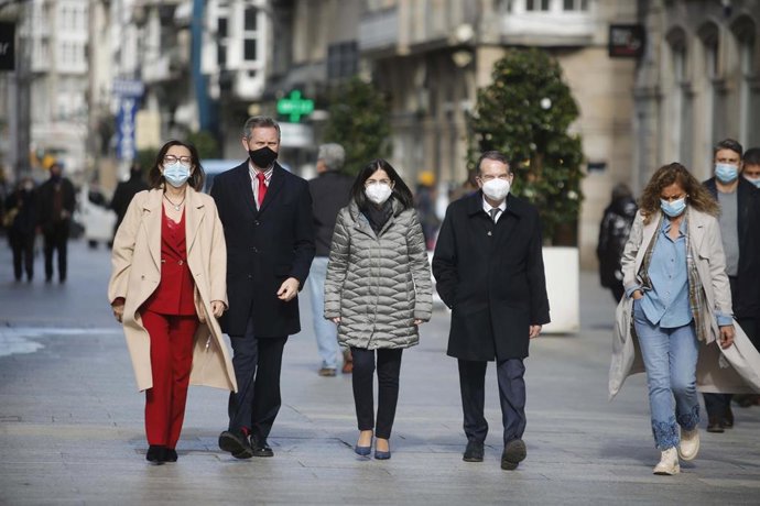 La ministra Carolina Darias (centro), junto a la subdelegada del Gobierno en Pontevedra, Maica Larriba; el delegado del Gobierno en Galicia, José Miñones; el alcalde de Vigo, Abel Caballero; y la presidenta de la Diputación de Pontevedra, Carmela Silva.