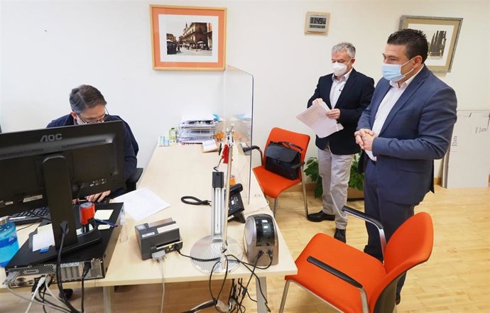 Los procuradores de UPL, Luis Mariano Santos, (derecha) y Soria ¡Ya!, Ángel Ceña, en el registro de las Cortes.