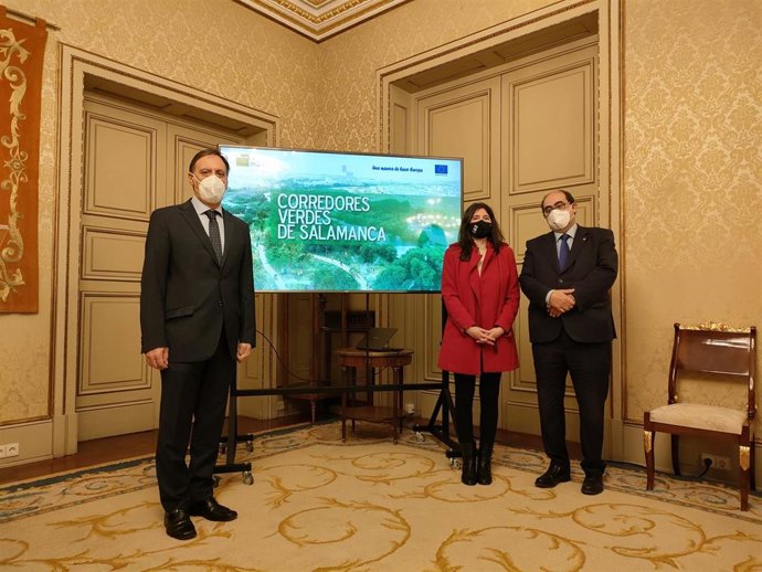 El alcalde de Salamanca, Carlos García Carbayo (i), presenta el nuevo corredor verde junto a los ediles Miryam Rodríguez y Fernando Rodríguez.