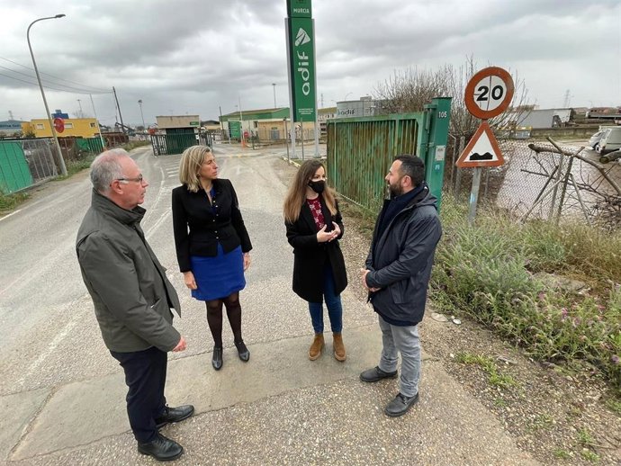 La portavoz Rebeca Pérez, los concejales Antonio Navarro y Mercedes Bernabé y el presidente de la Junta Municipal de Nonduermas, Isidro Zapata.