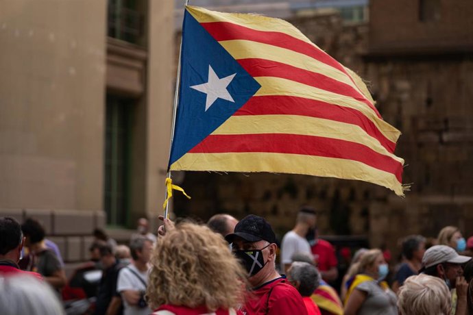 Archivo - Un hombre sostiene una bandera estelada durante la manifestación organizada por la Asamblea Nacional Catalana (ANC) con motivo de la Diada, día de Cataluña, a 11 de septiembre de 2021, en Barcelona, Catalunya (España). La cabecera de la manife