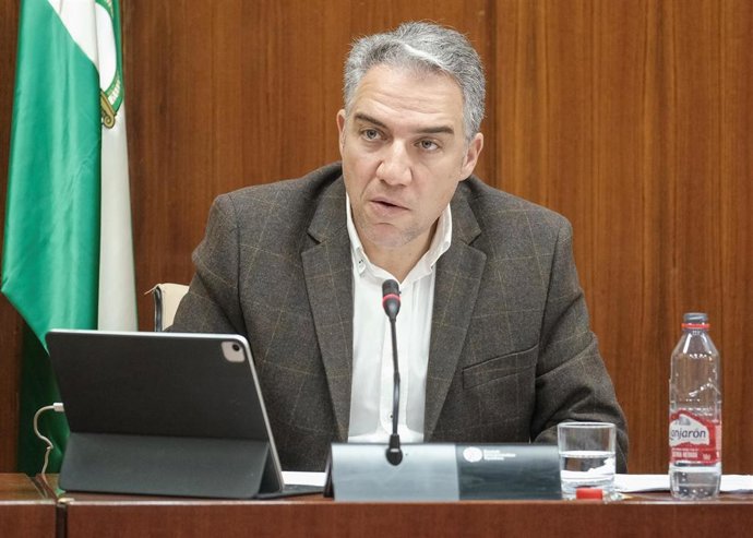 El consejero de la Presidencia, Elías Bendodo, este jueves durante su comparecencia en el Parlamento.