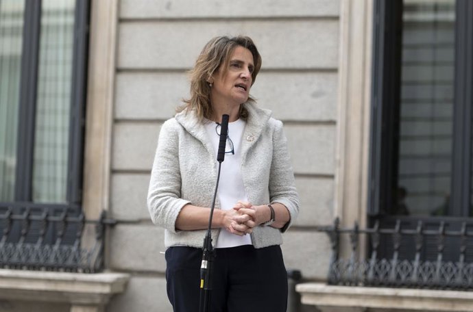 La vicepresidenta tercera y ministra para la Transición Ecológica y el Reto Demográfico, Teresa Ribera, interviene en una rueda de prensa al mismo tiempo que se celebra una sesión plenaria, en el Congreso de los Diputados, a 9 de marzo de 2022, en Madri