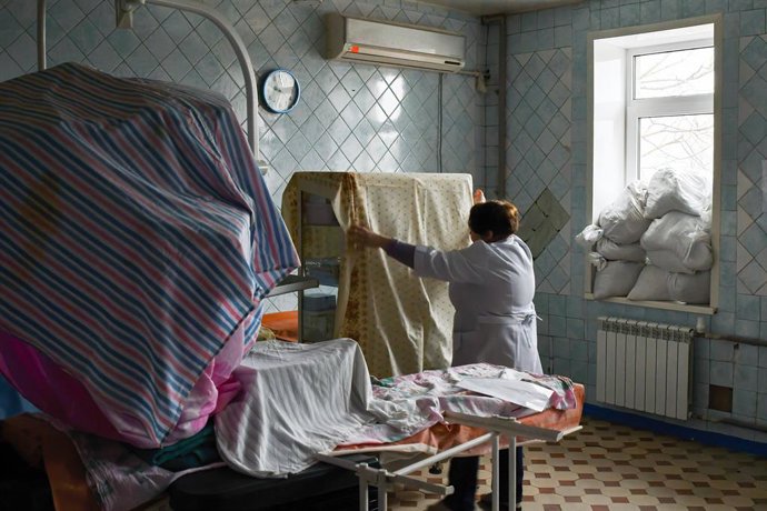 FILED - 01 March 2022, Ukraine, Kramatorsk: A nurse covers medical equipment for protection in Kramatorsk city hospital, amid the Russian invasion of Ukrain. Photo: Andriy Andriyenko/SOPA Images via ZUMA Press Wire/dpa