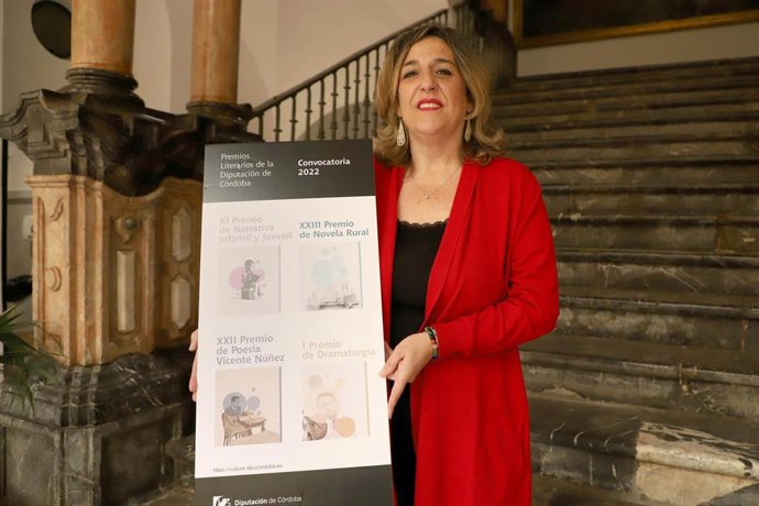 La delegada de Cultura de la Diputación, Salud Navajas, muestra una imagen promocional de los premios literarios de la institución provincial.