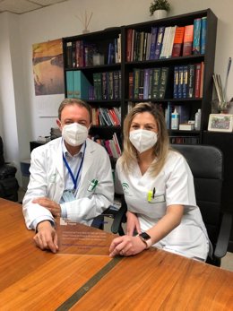 La enfermera Carmen Flores y el nefrólogo Pedro Quirós, del Hospital Universitario de Puerto Real.