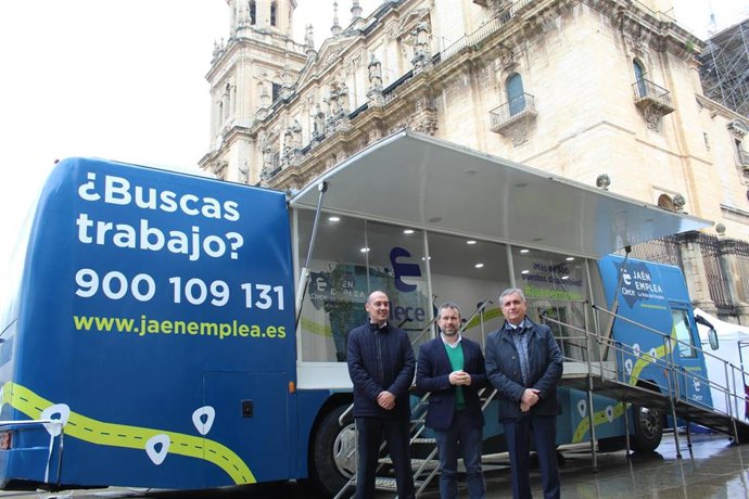 Millán (c), junto a responsables de Clece, ante el autobús de la Ruta Jaén Emplea.