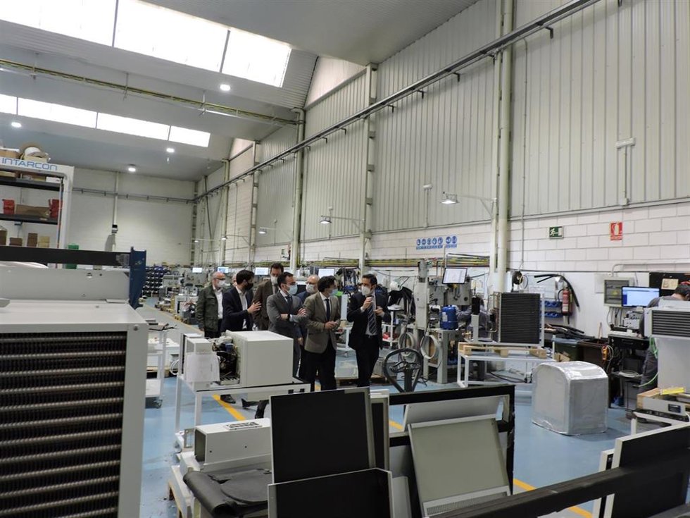 Un momento de la visita de González a las instalaciones de Keyter Intarcon Genaq en Lucena.