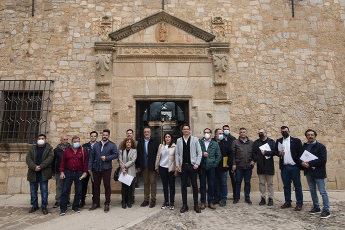 El presidente de la Diputación de Cáceres, Carlos Carlos, con representantes de los Grupos de Acción Local y Redex
