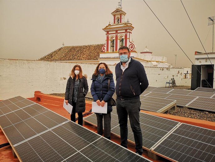 En la imagen, Rocío López, miembro del Patronato de la Fundación CLC; Ana Esther Pérez, gerente de la Fundación; y el alcalde de Guillena, Lorenzo Medina.