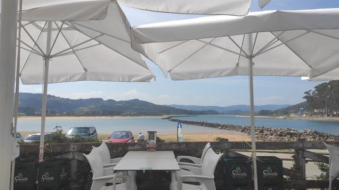 Archivo - Terraza en la Ría de Villaviciosa