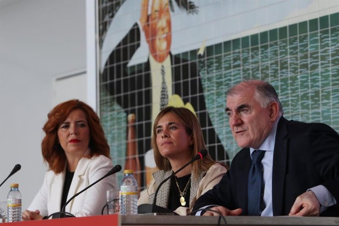 El vicepresidente cuarto de la Diputación, Manuel Marmolejo; Arantxa López, directora de GastronÓmico, y Genoveva Ferragut, responsable de comunicación y relaciones externas de Cervezas Victoria, en la presentación de Gastrohub