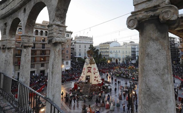 Archivo - Imagen de archivo de una ofrenda floral a la Virgen de los Desamparados durante unas Fallas en València. 