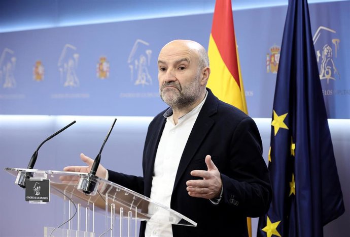 Archivo - El diputado del BNG, Néstor Rego, comparece en una rueda de prensa en el Congreso