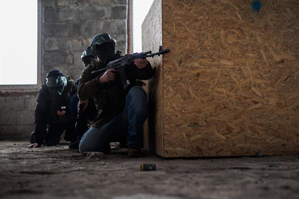 Varios civiles, con fusiles de asalto, durante un entrenamiento, a 5 de marzo de 2022, en Lviv (Ucrania).