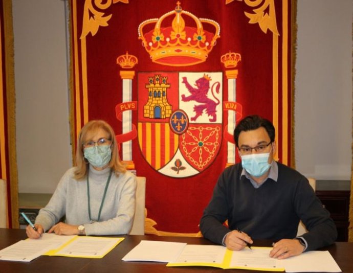 La alcaldesa de El Molar, Yolanda Sanz, y el alcalde de Pedrezuela, Rafael Turnes, han firmado un acuerdo de colaboración para la prestación conjunta de los servicios de Policía Local