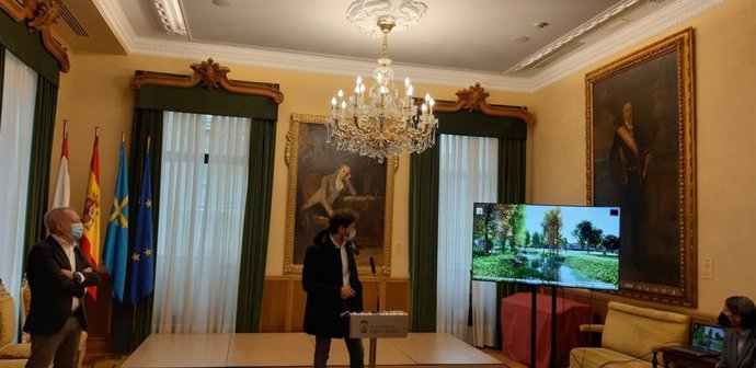 El concejal y el director de Medio Ambiente de Gijón, Aurelio Martín (izda) y Jesús Fernández,  durante la presentación del proyecto de renaturalización de los ríos Piles y Peñafrancia, en el Ayuntamiento gijonés