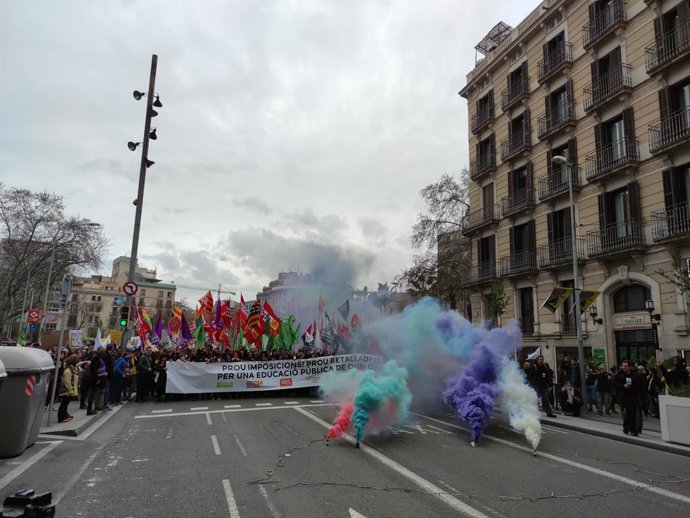 Centenars de persones es manifesten a Barcelona durant el tercer dia de vaga educativa.