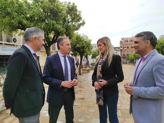 El delegado de Turismo de la Junta de Andalucía en Córdoba, Ángel Pimentel (segundo por la izda.), junto a la alcaldesa de Bujalance, Elena Alba, en una visita a la localidad.