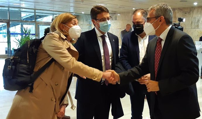 Eva Pando, directora general del Idepa; el consejero de Industria, Empleo y Promoción Económica, Enrique Fernández, el presidente de la Cámara de Comercio de Oviedo, Carlos Paniceres, y Alberto Martínez, director general de Red.Es.