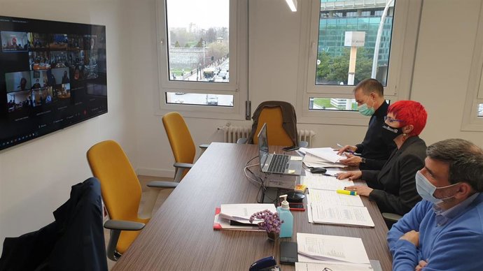 La consejera de Salud, Santos Induráin; el director de Profesionales del Servicio Navarro de Salud, Pedro Ardaiz; y el jefe de la Sección de Formación del Servicio de Planificación, Evaluación y Gestión del Conocimiento, Javier Baquedano.