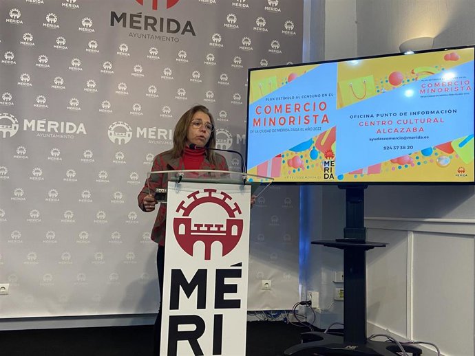 La delegada de Comercio en el Ayuntamiento de Mérida, Silvia Fernández, en rueda de prensa