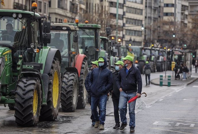 Varios tractores en fila y agricultores en una concentración por la supervivencia del campo valenciano, en la Plaza San Agustín, a 25 de febrero de 2022, en Valencia, Comunidad Valenciana (España). 