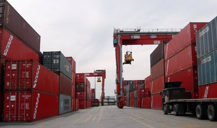 Contenedores de mercancías en un puerto.