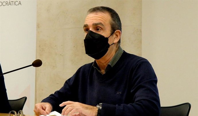 El vicepresidente y conseller de Transición Energética, Sectores Productivos y Memoria Democrática, Juan Pedro Yllanes, en la presentación de los proyectos de autoconsumo compartido para pueblos de la 'part forana' de Mallorca.