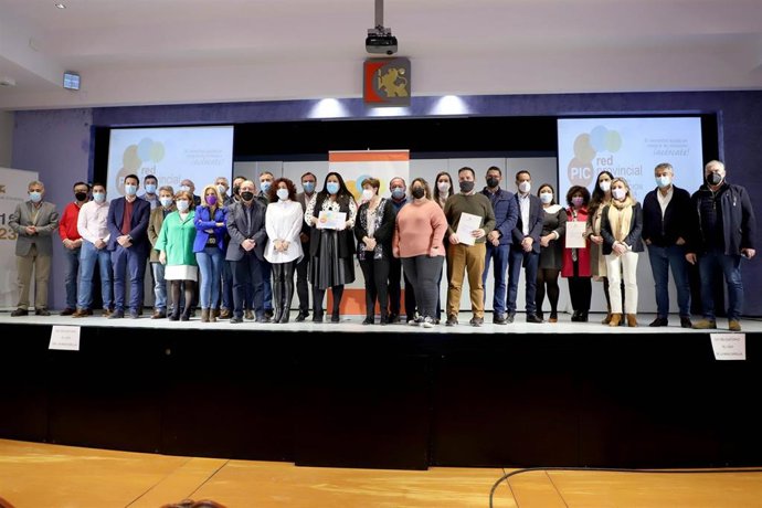 Dolores Amo (centrro), con los alcaldes firmantes del convenio para la Red PIC.