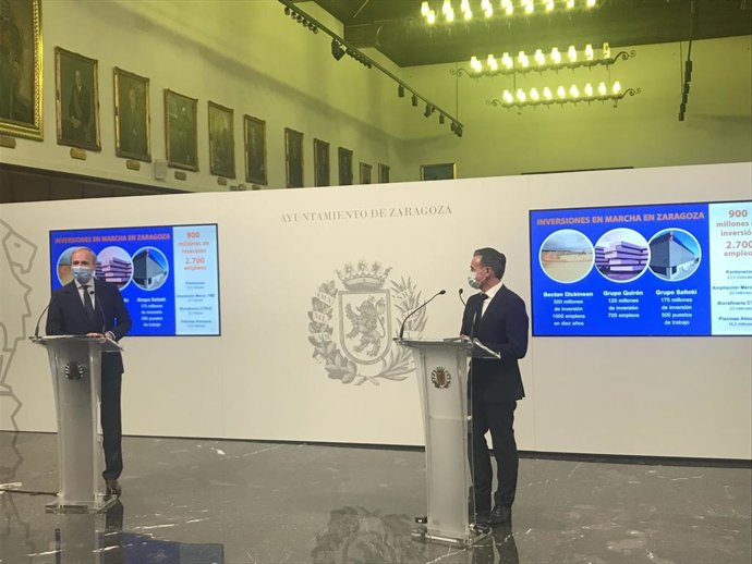 El alcalde, Jorge Azcón; junto al consejero municipal de Urbanismo, Víctor Serrano, presentan la ampliación de Saltoki