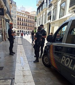Agentes de la Policía Nacional en el centro de Málaga