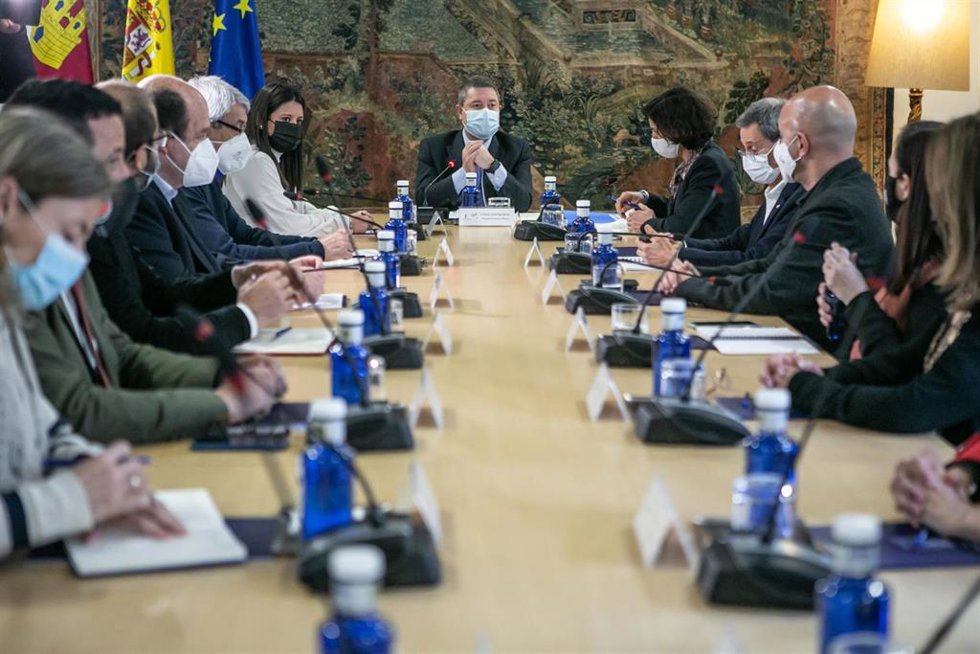 El presidente regional, Emiliano García-Page, mantiene una reunión con las principales entidades de acogida de población refugiada y entidades de referencia en la intervención humanitaria en la crisis de Ucrania.