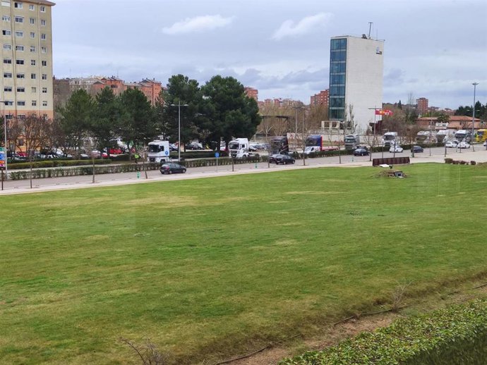 Medio centenar de camiones corta un sentido de la circulación en la Avenida de Salamanca en Valladolid.