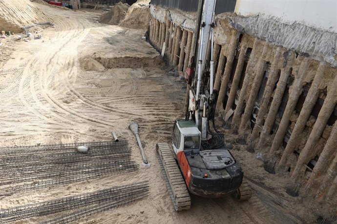Archivo - Una máquina pilotadora en un edificio en obras.
