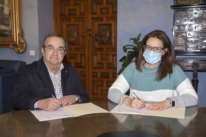 Inmaculada Silas (dcha.) firma el convenio con la Academia del Vino de Córdoba.