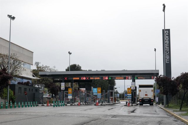 Archivo - Un camión pasa por el peaje de acceso a Mercamadrid 