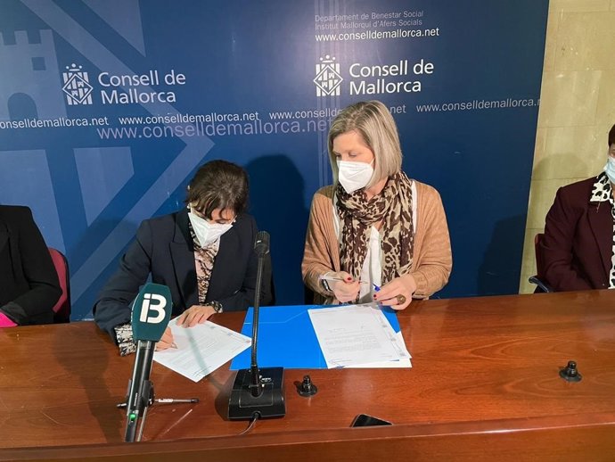Momento de la firma del acuerdo entre el IMAS y UNICEF.