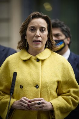 La portavoz del Grupo Popular en el Congreso y coordinadora general del PP, Cuca Gamarra, interviene en una rueda de prensa al mismo tiempo que se celebra una sesión plenaria, en el Congreso de los Diputados, a 16 de marzo de 2022, en Madrid (España).