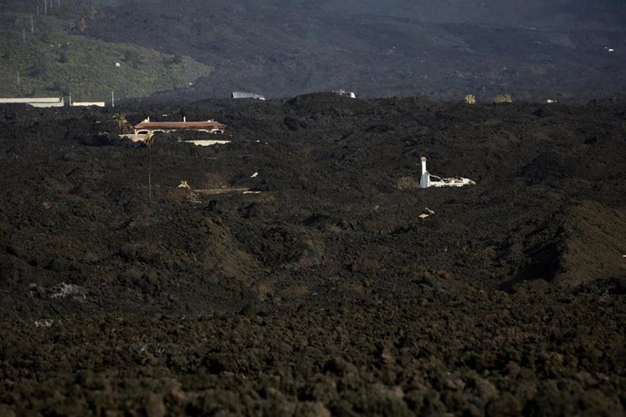 Coladas resultantes a la erupción del Cumbre Vieja cercanas a la vía LP-213, de la carretera de Puerto Naos, a 24 de febrero de 2022, en Puerto Naos, La Palma, Canarias (España). La LP-213 une el núcleo urbano de Los Llanos de Aridane con Tajuya, Todoqu