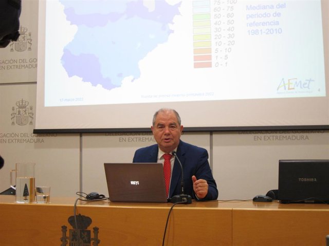 El delegado territorial de la Agencia Estatal de Meteorología (Aemet) en Extremadura, Marcelino Núñez, en rueda de prensa
