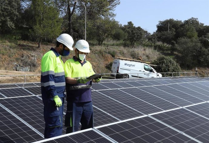 Técnicos de Magtel en la instalación fotovoltaica para autoconsumo que dará servicio a la ETAP de Guadanuño.