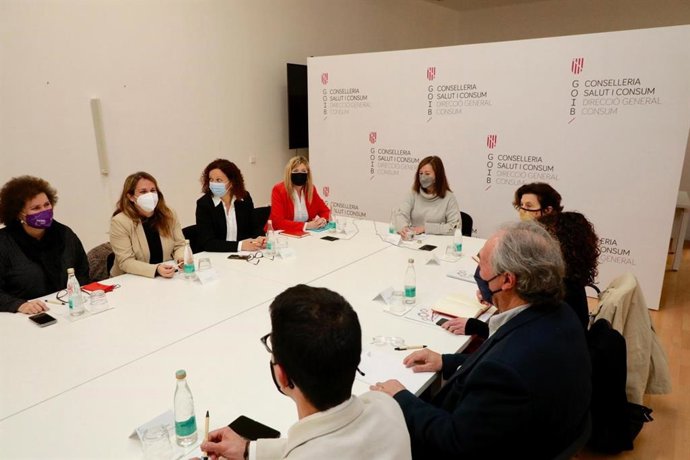 La presidenta del Govern, Francina Armengol, y la consellera de Salud y Consumo, Patricia Gómez, acompañadas de administraciones y entidades del tercer sector para elaborar el nuevo Plan Estratégico de Salud Mental.