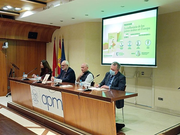 El director del Instituto de Política Internacional de la Universidad Francisco de Vitoria, Florentino Portero,  el jefe de la sección de deportes en 'El Mundo',  Orfeo Suárez, y el director del Observatorio de Ceuta y Melilla,  Carlos Echevarría.