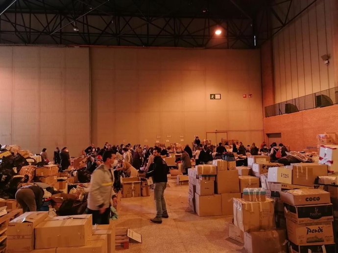 Voluntarios clasifican la ayuda humanitaria a Ucrania en un pabellón de Fibes.