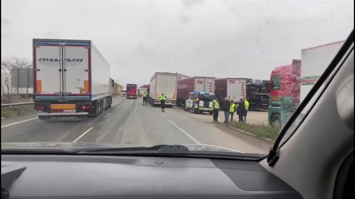 La Guardia Civil desaloja a piquetes durante el paro del transporte en La Rioja
